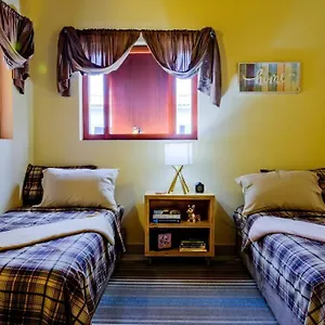 Iona's Home: Vibrant 2bedroom Near Willemstad